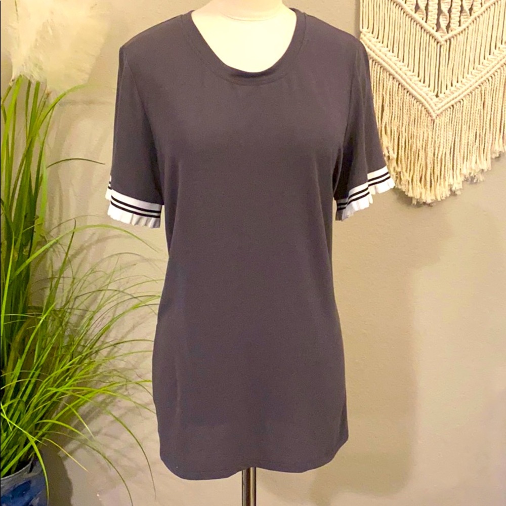 Dark grey tshirt with striped ruffled sleeves